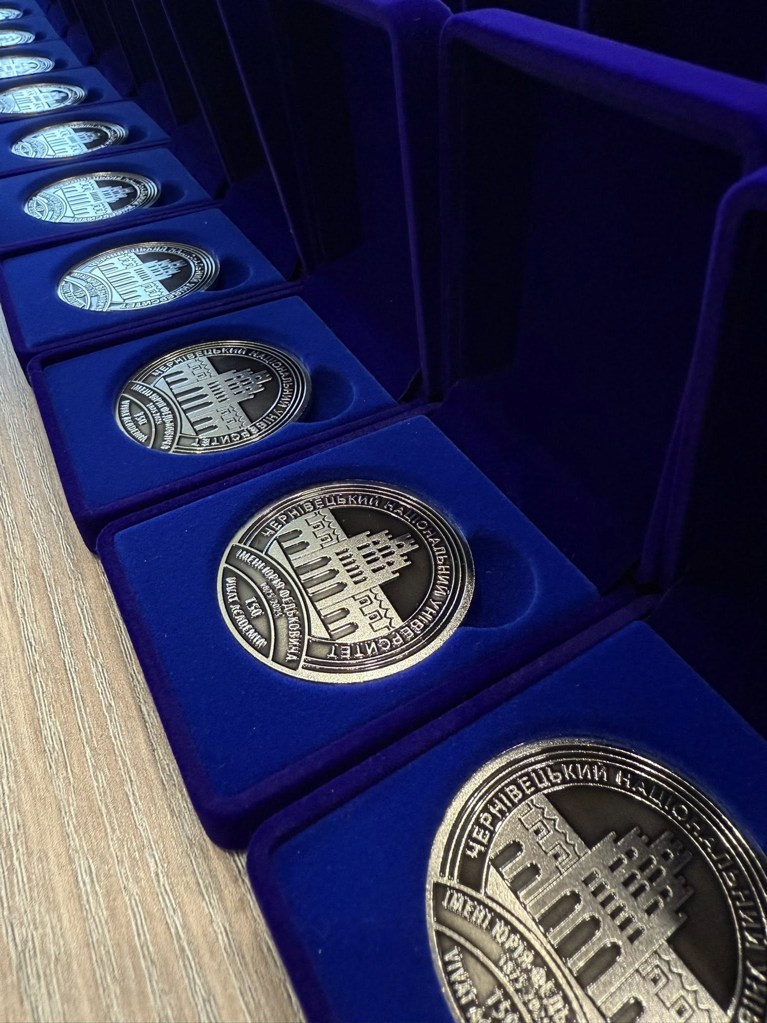 Пам’ятні монети до 150_річчя від дня заснування ЧНУ