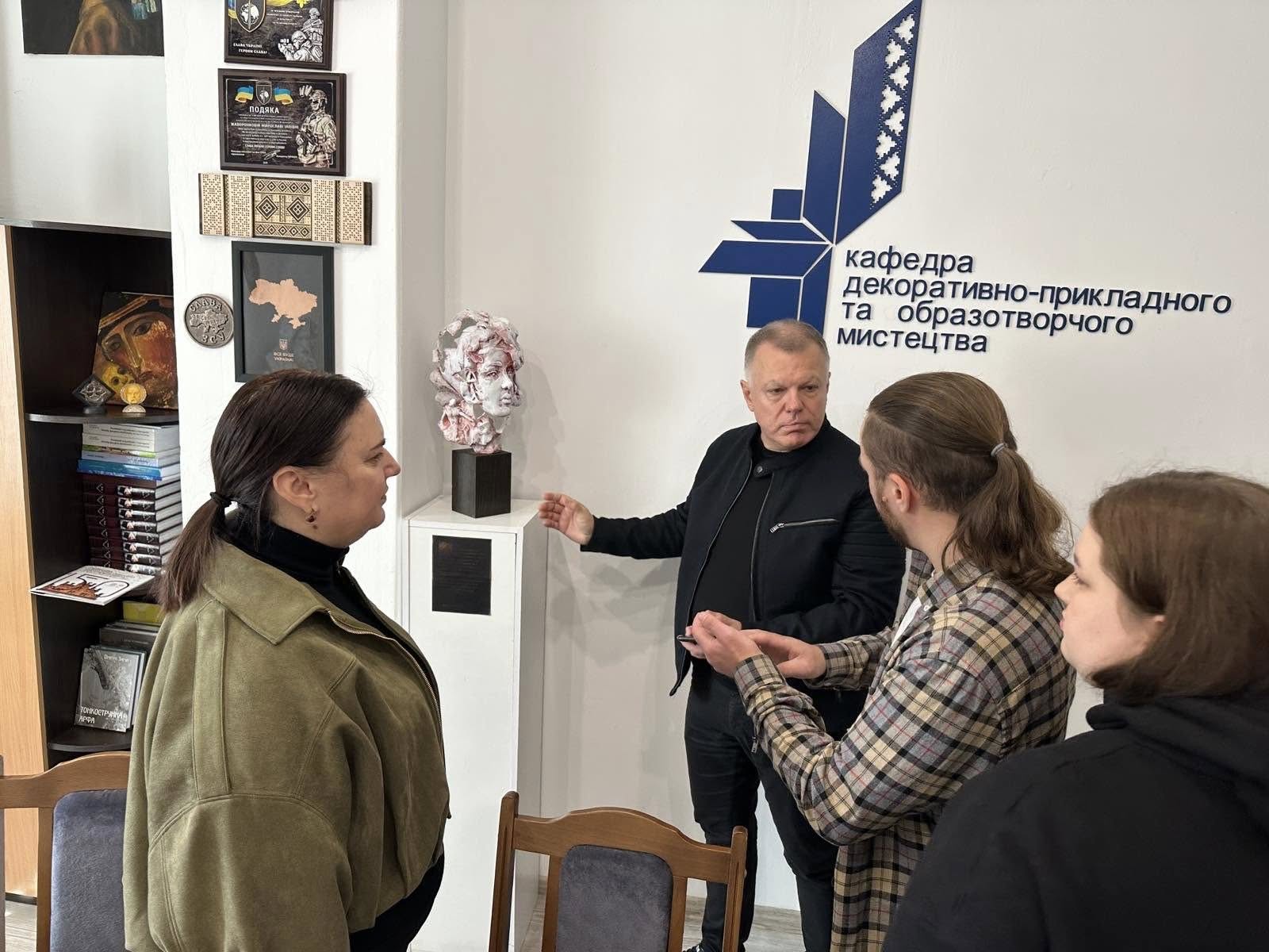 Гостинно вітаємо!